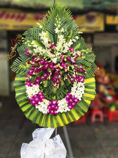 Cửa H&agrave;ng B&aacute;n V&ograve;ng Hoa Tang Lễ.