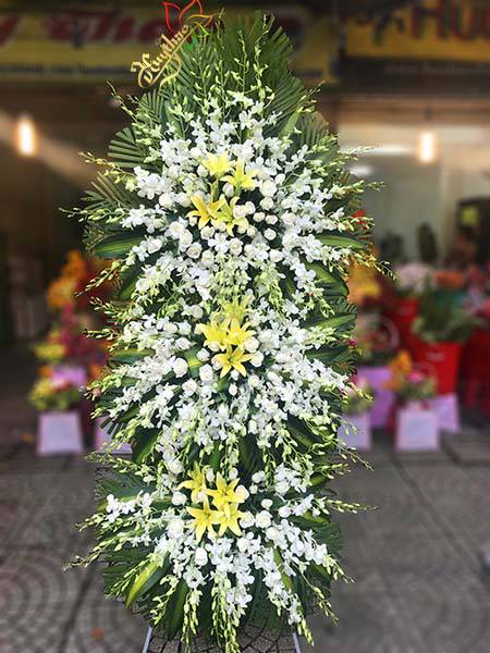 đặt v&ograve;ng hoa đ&aacute;m tang