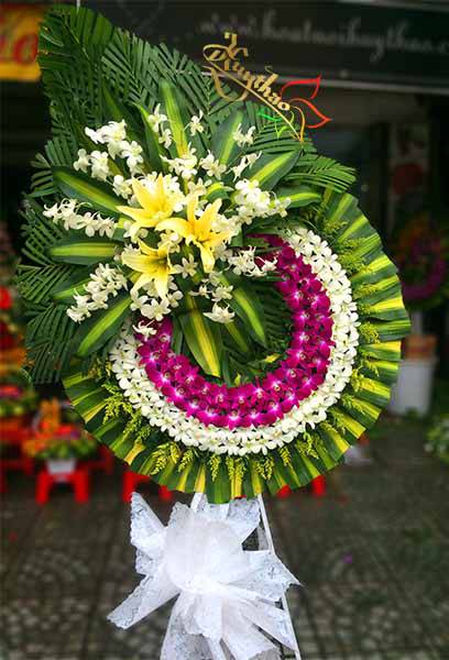 đặt v&ograve;ng hoa viếng đ&aacute;m ma