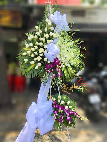 gi&aacute; v&ograve;ng hoa tang lễ