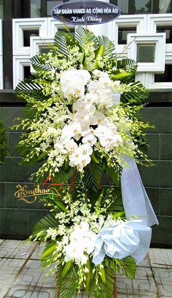 v&ograve;ng hoa đ&aacute;m tang đẹp nhất