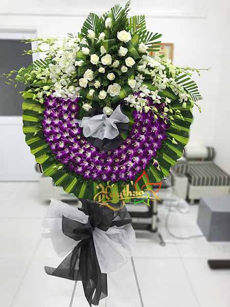 v&ograve;ng hoa đ&aacute;m tang g&ograve; vấp