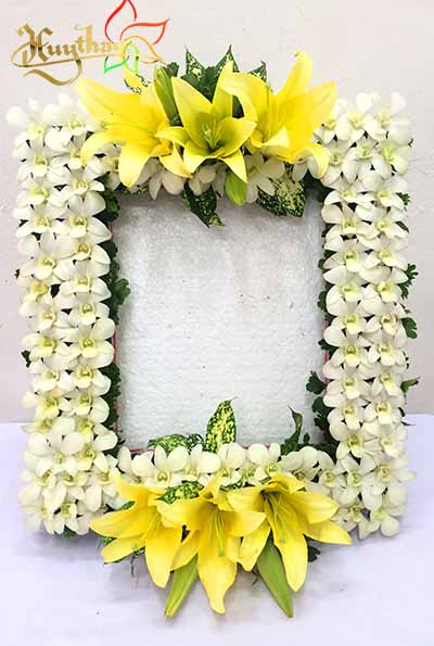 Khung Hình Hoa Đám Tang - hoa đám tang: Khung hình đám tang được trang trí hoa tươi sẽ mang lại cảm giác đặc biệt cho những hình ảnh của người đã khuất. Hãy cùng xem và cảm nhận sự chuyên nghiệp trong từng chi tiết của khung hình này.